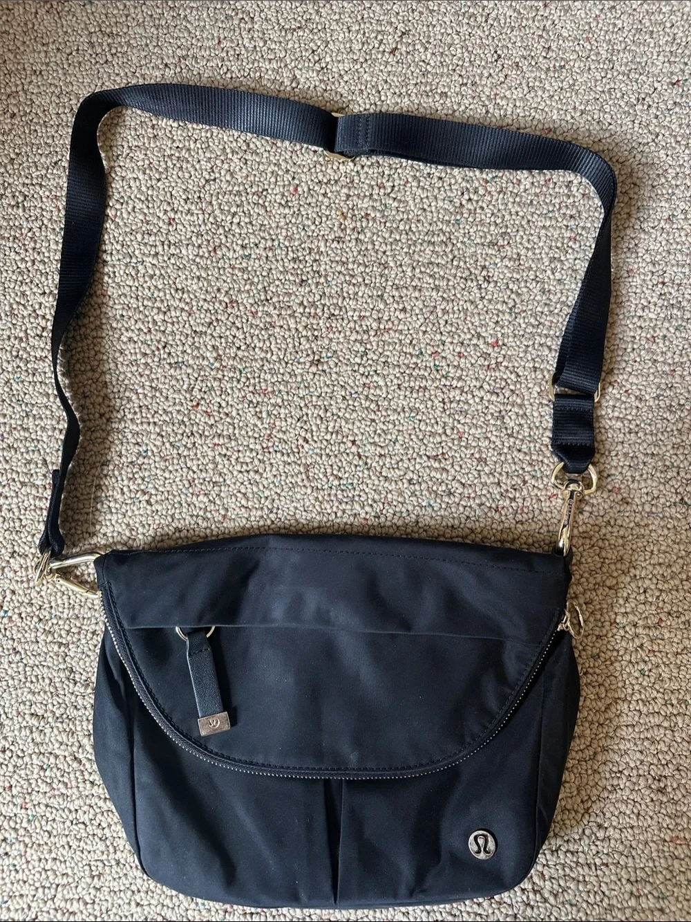 lululemon Black Crossbody all night festival Bag large black w gold hardware